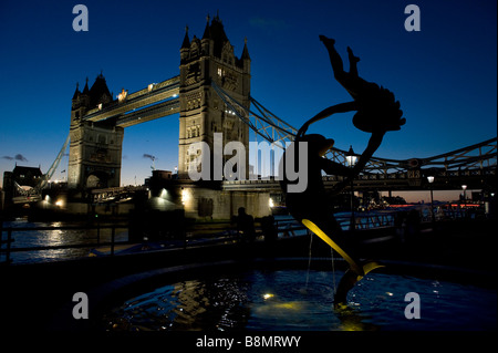 Il Tower Bridge sul Tamigi a Londra di notte con la luna il ponte si apre per la spedizione per andare attraverso Foto Stock