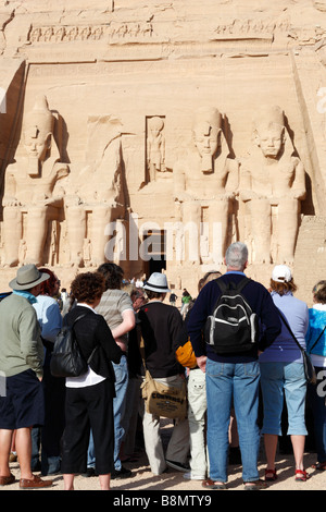 I turisti che visitano il tempio di Abu Simbel sul Lago Nasser in Egitto Foto Stock