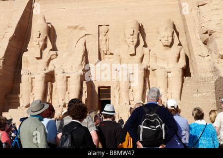 I turisti che visitano il tempio di Abu Simbel sul Lago Nasser in Egitto Foto Stock