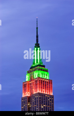 Empire state Building illuminato di notte per la stagione di Natale Foto Stock