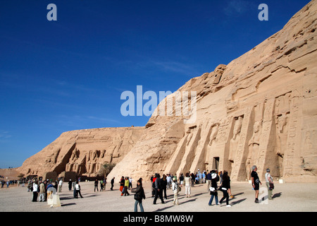 I turisti che visitano il tempio di Abu Simbel sul Lago Nasser in Egitto Foto Stock