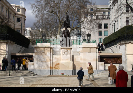 Una vista della regina Elisabetta Regina madre & King George VI statua sul Mall, Londra. Mar 2009 Foto Stock