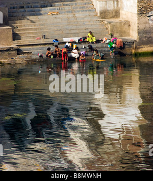 Popolo Indiano la balneazione e lavare i loro vestiti Lago Pichola Udaipur Rajasthan in India Foto Stock