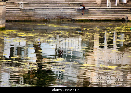 La balneazione e lavare i loro vestiti Lago Pichola Udaipur Rajasthan in India Foto Stock