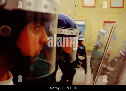 Poliziotti e forze di polizia le donne ricoprono le protezioni durante la polizia addestramento cavalli. Foto Stock