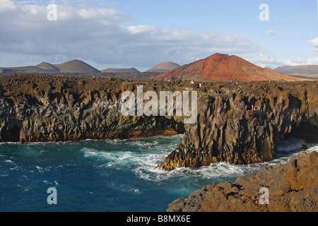 Scogliera vulcanica costa a Los Hervideros, Isole Canarie Lanzarote Foto Stock