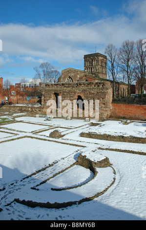 Jewry Wall e le rovine delle terme di epoca romana e la chiesa di San Nicola, Leicester, England, Regno Unito Foto Stock