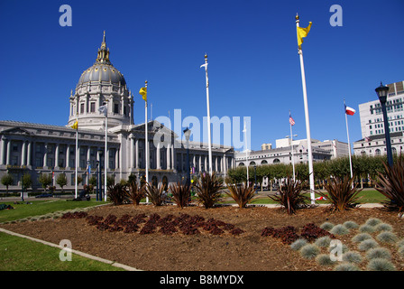 Parco di fronte a City Hall di San Francisco Foto Stock