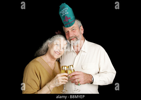 Coppia di mezza età per celebrare il nuovo anno con lo champagne Foto Stock