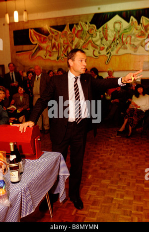 Jeffrey Archer autore ed ex deputato del Partito conservatore gestisce la lotteria a livello locale del Partito conservatore funzione Foto Stock