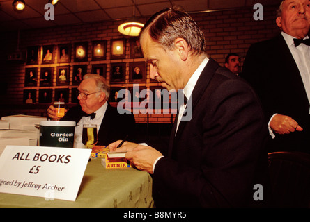 Jeffrey Archer autore ed ex-deputato del Partito conservatore segni copie dei suoi libri a livello locale del Partito conservatore funzione Foto Stock