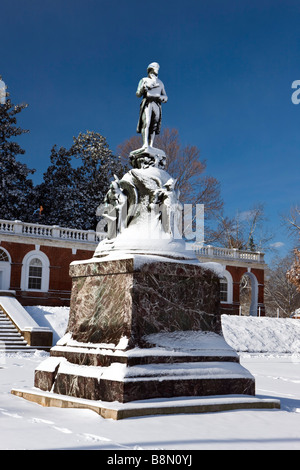 Coperta di neve la statua di Thomas Jefferson presso l'Università della Virginia di Charlottesville in Virginia Foto Stock