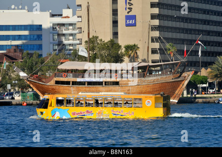 Dubai Creek Amphibious tour bus in barca e il lungomare con ormeggiati Dhow Foto Stock