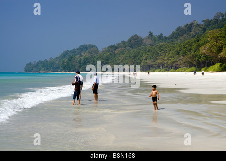 India Andamane e Nicobare Havelock island Indian turisti su Radha Nagar numero 7 beach Foto Stock