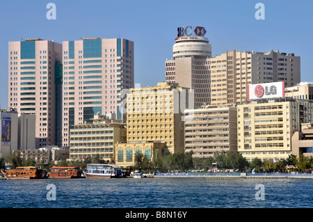 Dubai moderni grattacieli edifici architettura skyline HSBC banca e LG Cartelli pubblicitari sul tetto sul lungofiume Dubai Creek Emirati Arabi Uniti UAE Asia Foto Stock