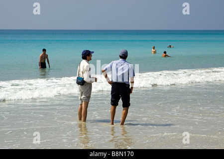 India Andamane e Nicobare Havelock island maschio indiano turisti paddling in Radha Nagar numero 7 beach Foto Stock