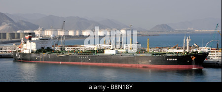 Nave petroliera del Golfo dell'Oman nel porto di Fujairah, accanto a strutture di stoccaggio lungo la costa delle raffinerie, hub di bunkering Emirato di Fujairah Emirati Arabi Uniti, Medio Oriente Asia Foto Stock