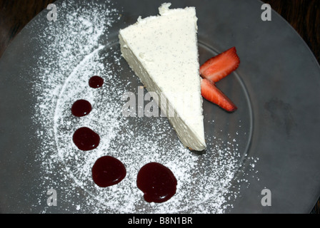 Cheesecake con le fragole e il succo di lamponi Foto Stock