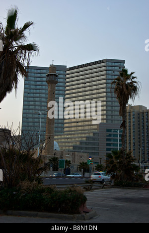 Sunrise over Hassan Bek moschea con imponente minareto sul lungomare con il David Intercontinental Hotel dietro Foto Stock