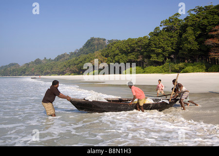 India Andamane e Nicobare Havelock island Radha Nagar beach lanciando la pesca in barca attraverso il surf Foto Stock