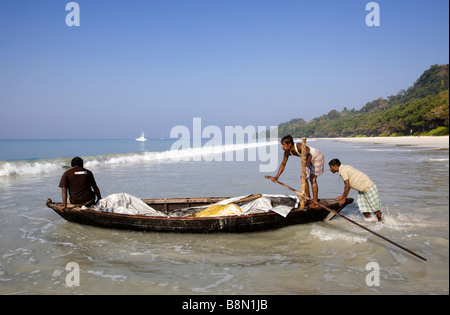 India Andamane e Nicobare Havelock island Radha Nagar beach lanciando la pesca in barca attraverso il surf Foto Stock