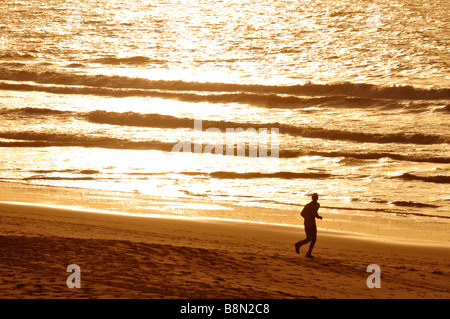 Jogging sulla spiaggia al tramonto, Gambia, "West Africa" Foto Stock