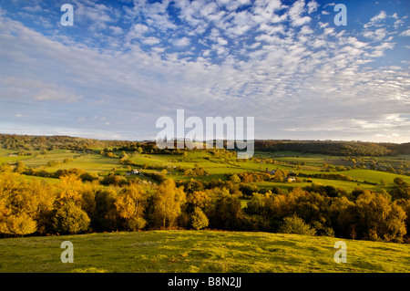 Ondulate Cotswolds sulle colline vicino a Uley dalla camma verso il basso lungo Cotswolds Gloucestershire England Regno Unito Foto Stock