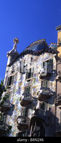 Casa Batlló panoramica verticale progettato da Antoni Gaudi Passeig de Gracia di Barcellona Eixample Catalunya Spagna Foto Stock