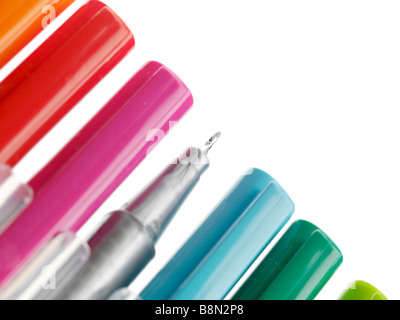 La selezione o la raccolta di fini colorate inchiostro pennino penne isolato sfondo bianco con nessun popolo e un tracciato di ritaglio Foto Stock