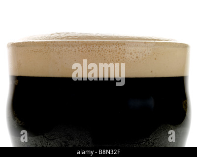 Vetro pinta di birra Stout o birra nera con una cremosa testa isolata contro uno sfondo bianco con nessun popolo e un percorso Clippin Foto Stock