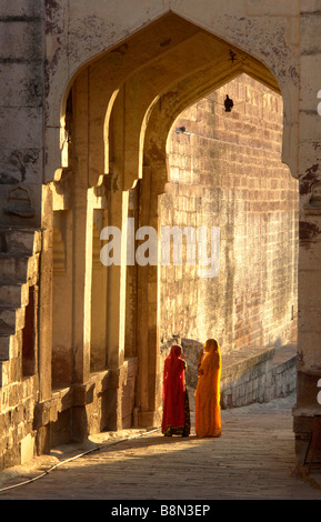 Due donne indiane in abito tradizionale al fort a jodhpur dalla luce della sera Foto Stock