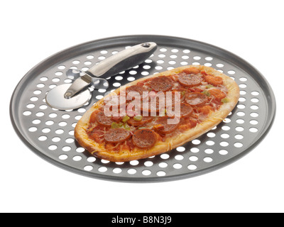 Fresco stile italiano cotto piccante Salsiccia salsiccia per pizza Pizza isolata contro uno sfondo bianco con nessun popolo e un tracciato di ritaglio Foto Stock