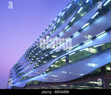 Esterno del parcheggio auto al crepuscolo crepuscolo notte la baia di Cardiff Cardiff South Wales UK Foto Stock