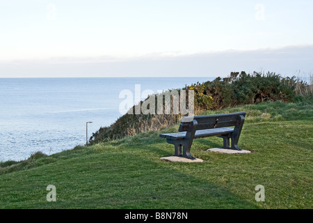 Banco vuoto affacciato sul Moray Firth a Buckie Scozia Scotland Foto Stock