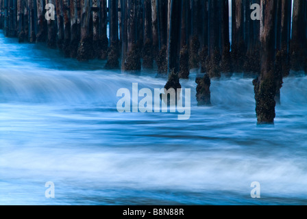 Oceano onde Motion Blur & Ventura Pier, Ventura California USA Foto Stock