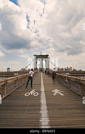 Percorsi pedonali e ciclabili sul ponte di Brooklyn Foto Stock