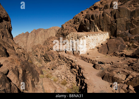 Una vecchia chiesa di pietra sulla strada in cima al Monte Sinai, il monte di Dio, Sinai, Egitto Foto Stock