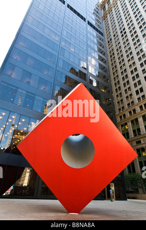 Red Cube", 1968, da Isamu Noguchi, un dipinto di rosso la scultura in acciaio a 140 Broadway vicino a Ground Zero Foto Stock