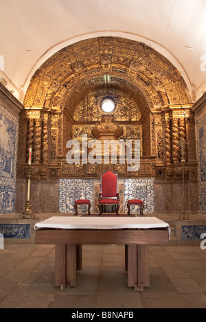 Altare barocco della chiesa del castello di Sesimbra, Portogallo Foto Stock