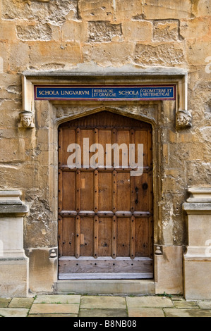 Porta di ingresso alla Schola Lingvarm nelle vecchie scuole del quadrangolo a biblioteca Bodleian, Oxford University Foto Stock