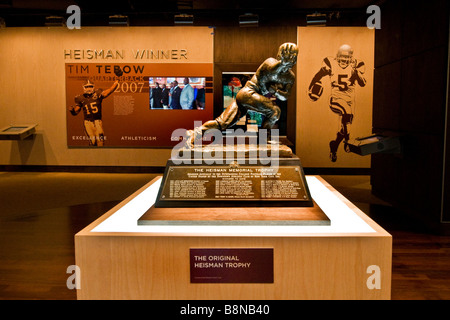 L'originale Heisman trophy, assegnati al giocatore il più eccezionale nella collegiata di calcio, museo dello sport d'America Foto Stock