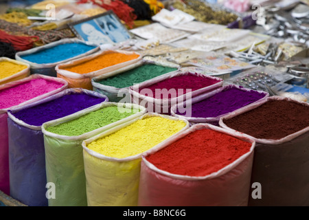 Contenitori di plastica riempiti con colorato riso indiano in polvere utilizzato per la realizzazione di disegni e modelli rangoli al festival indiano Foto Stock