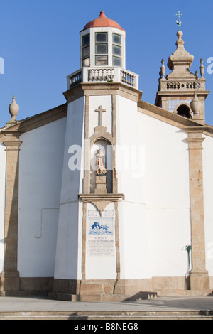 Nossa Senhora da Lapa chiesa in Povoa de Varzim, Portogallo. È il luogo dove i pescatori locali o famiglie cercano aiuto nei momenti di pericolo. Foto Stock