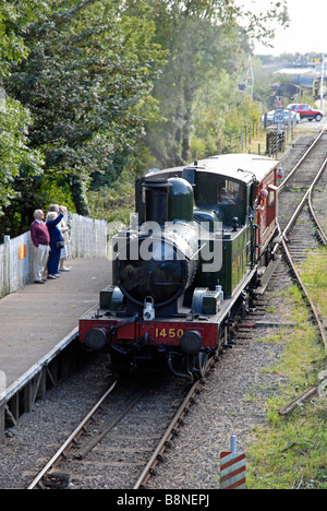 Locomotiva a vapore 1450 in GWR colori sulla Foresta di Dean trazione ferroviaria singolo carro merci ed entrando in stazione a Lydney Foto Stock