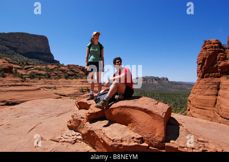 Coppia in escursione nell area di Sedona red rock deserto AZ Foto Stock