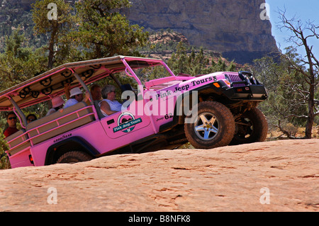 Tour Pink Jeep gruppo va su un pendio vicino a Sedona in Arizona Foto Stock