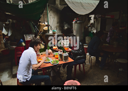 Dai pai dong open air di stallo alimentare Stanley Street di Hong Kong Foto Stock