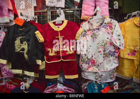 Velocità di taglio abbigliamento per la vendita al mercato Stanley Hong Kong Foto Stock