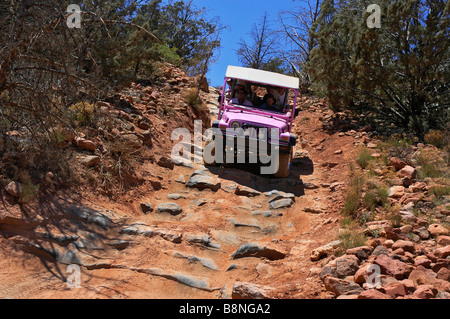 Jeep negozia la strada difficile area di Sedona deserto AZ Foto Stock