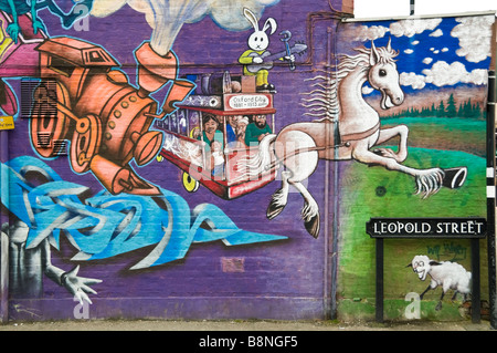 Coloratissimo graffito sul lato di una casa fuori il Cowley Road in Oxford Foto Stock